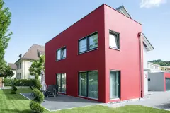 Rechteckiges Haus mit leuchtend roter Fassade