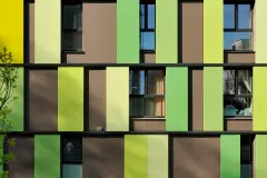 Fassade mit beweglichen farbigen Elementen