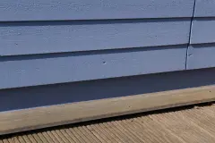 Blaue Holzfassade