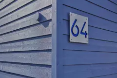 Detailansicht eines Hauses mit blauer Holzfassade