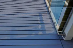 Detailansicht einer hellblauen Holzfassade