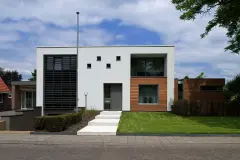 Haus Flachdach und weißer Fassade mit rechteckigen Aussparungen