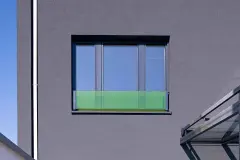 Fenster mit Grünen Deko-Elementen