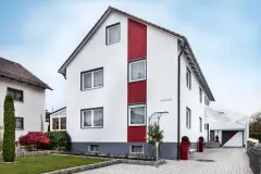 Haus mit rot-weißer Putzfassade