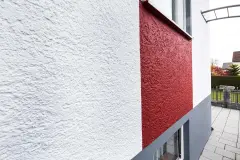 Nahansicht einer frisch gestrichenen rot-weißen Fassade