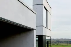 Nahaufnahme Einfamilienhaus kubistisch mit weißem Putz
