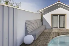 Behagliches Holzdeck mit Pool und Gartenhaus