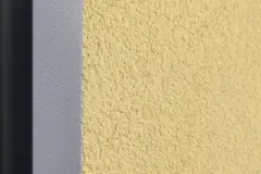 Nahaufnahme gelber Fassadenputz