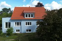 Hellblaues Einfamilienhaus mit Satteldach und kubischem Anbau. Frontalansicht