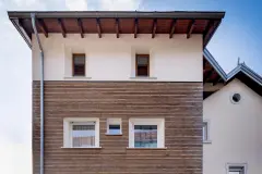 Frontalansicht auf die Holzfassade