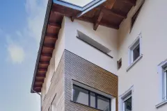 Gebäudeansicht von unten Richtung Dach