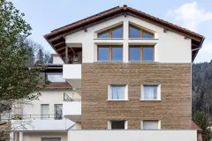 Haus mit Putz- und Holzfassade gemischt