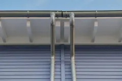 Metalldetail an blauer Holzfassade