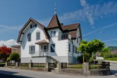 Einfamilienhaus, das wie ein kleines Schloss anmutet