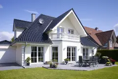 Haus mit heller Fassade und Dekoelementen