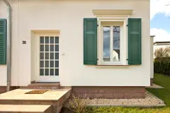 Eingangsbereich eines sanierten Wohnhauses im Jahrhundertwende-Stil