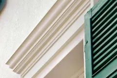 Detailansicht eines weißen Fenstergesims