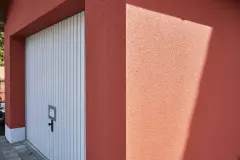 Garage mit roter Putzfassade