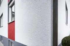 Weiße Fassade mit rotem Streifen