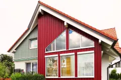 Haus mit roter Holzfassade