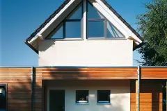 Gebäudeerweiterung mit Fassade aus Holz