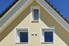 Dachgiebel eines hellgelben Hauses