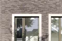 Ausschnitt einer Klinkerfassade mit zwei Fenstern